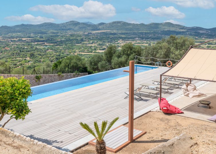 F-4701 Villa in Manacor mit Infinity Pool und herrlichen Fernblick zum Meer und auf die Berge