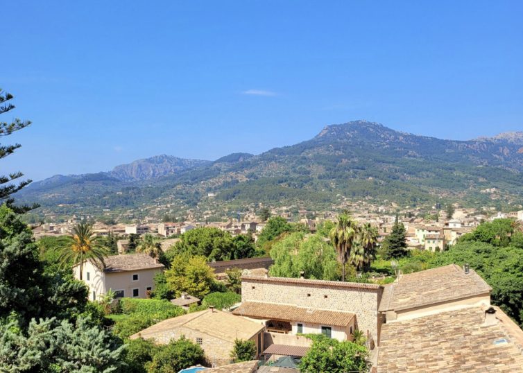 D-4795 Neubau Dorfhaus in Soller mit viel Stil direkt im Zentrum