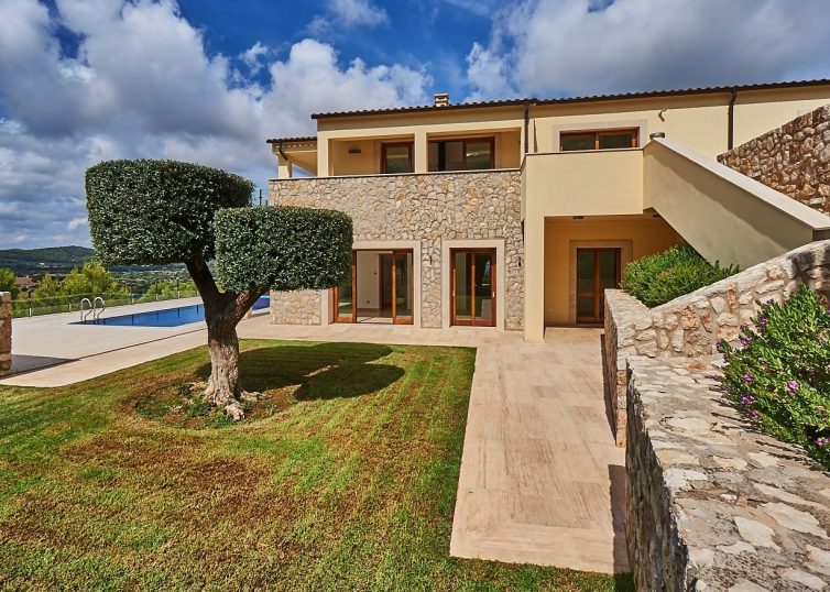 V-2078 Imposante Villa mit Ferienvermietungslizenz und Blick über das Tal sowie den Golfplatz von Canyamel