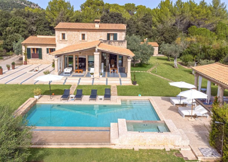 F-2804 Charmante Finca in der Nähe vom Golfplatz Pollensa mit Tourismuslizenz, großem Garten und Pool