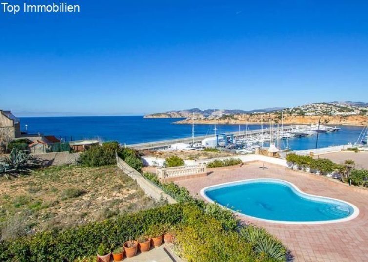 Luxusvilla mit Blick auf Port Adriano